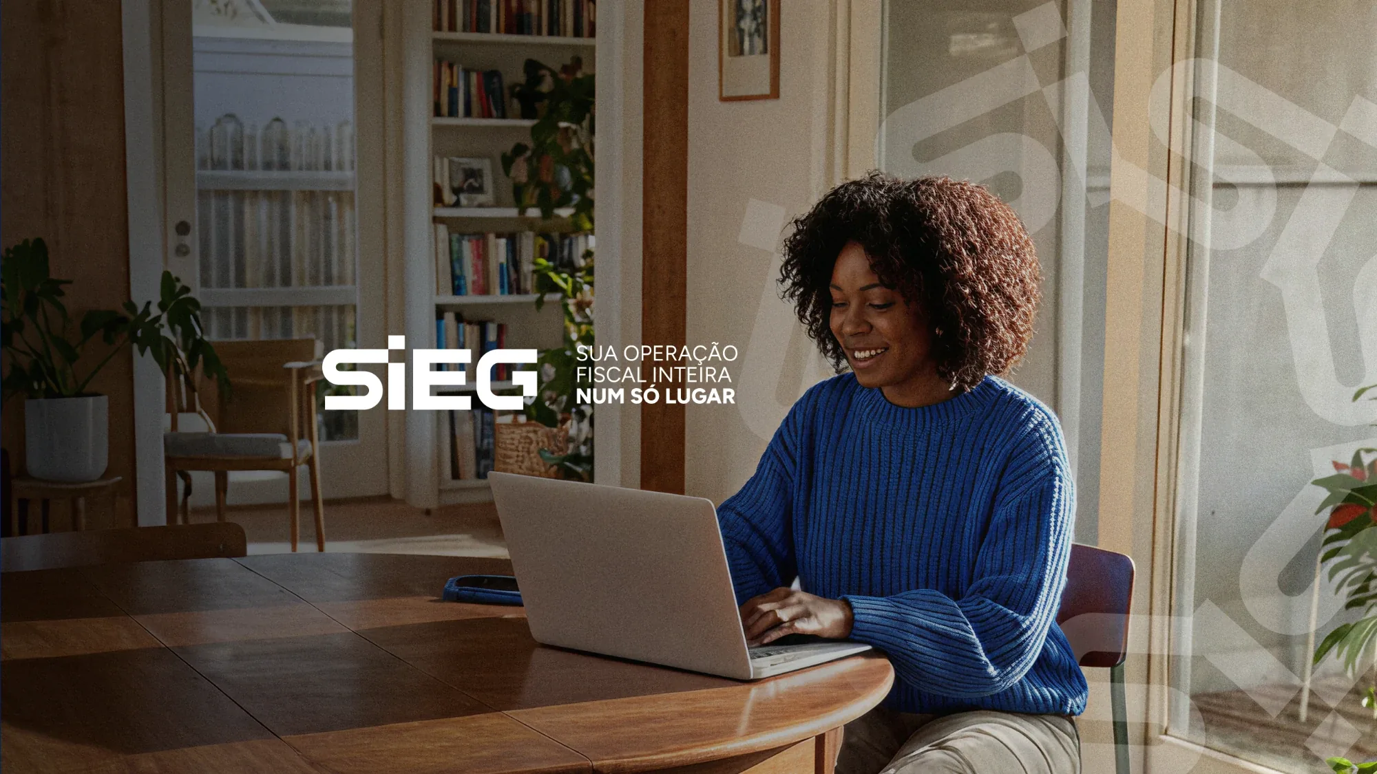 SIEG — Sua operação fiscal inteira num só lugar. Mulher sorrindo trabalhando no notebook.