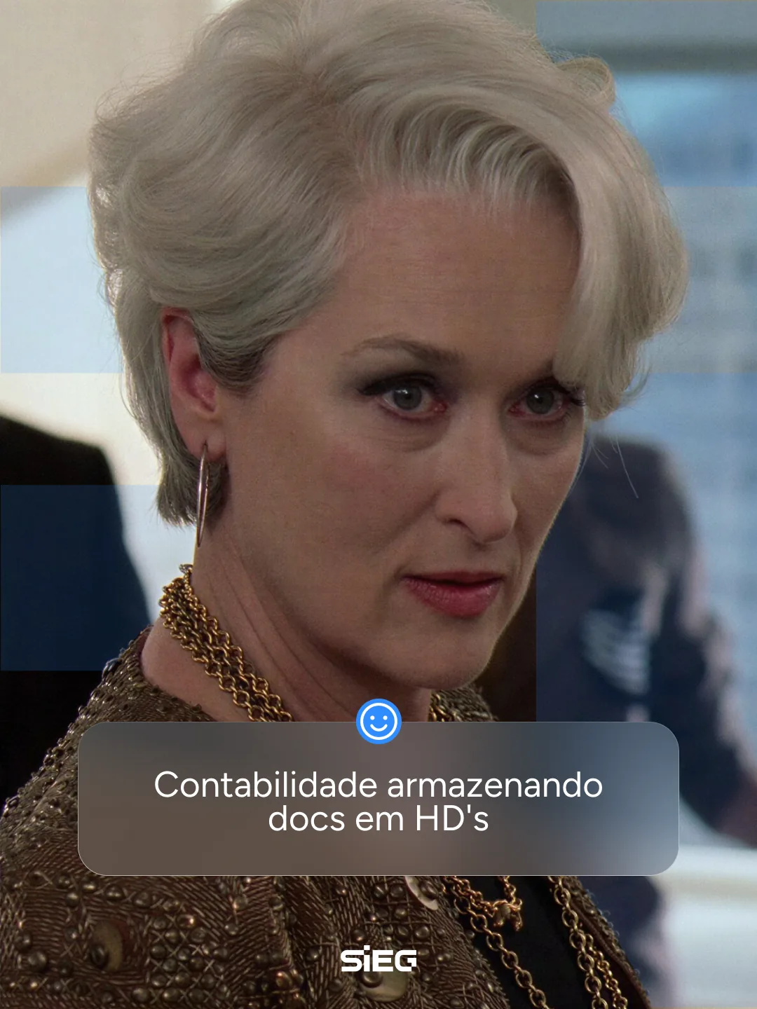 O olhar da Miranda, slide 2: Miranda Priestly séria: contabilidade armazenando docs em HDs.